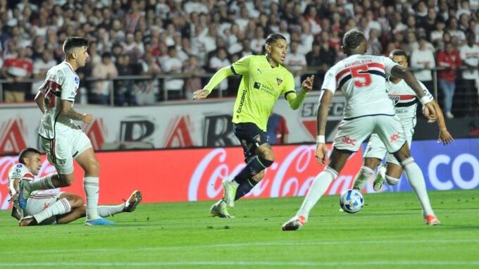 Paolo Guerrero con Liga de Quito ante Sao Paulo