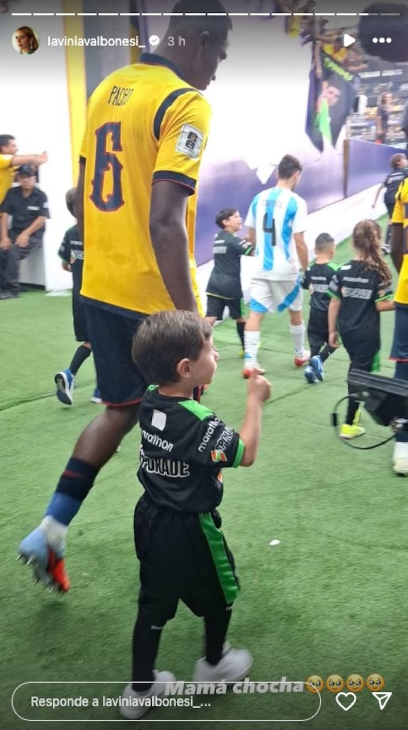 Hijo del presidente Noboa salió con los jugadores de la Tri.