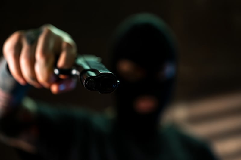Delincuentes roban USD 8.000 a un hombre tras retirar dinero en Quito y le disparan en el glúteo