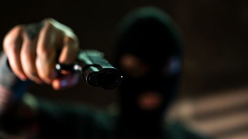 Delincuentes roban USD 8.000 a un hombre tras retirar dinero en Quito y le disparan en el glúteo