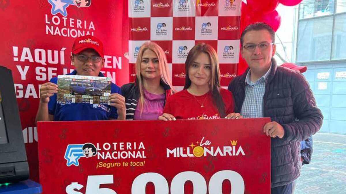 Entrega de 5 mil dólares a los vendedores del boleto ganador de La Millonaria
