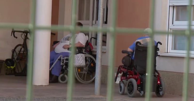 Despedida cuidadora en España tras grabarse burlándose de una anciana en residencia.