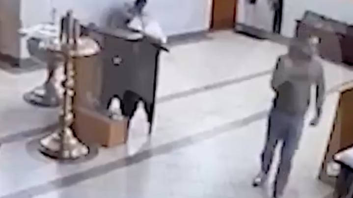 Ladrones se santiguan antes de robar una reliquia de 100 años de antigüedad de una iglesia