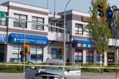 Motocicleta salió volando tras choque y quedó colgada de un semáforo en Canadá