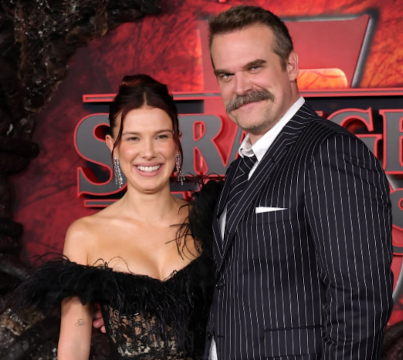 Millie Bobby Brown hace aparición pública junto a David Harbour después de las denuncias de la actriz