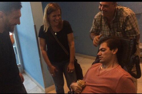 Messi cumple sueño de aficionado con parálisis cerebral