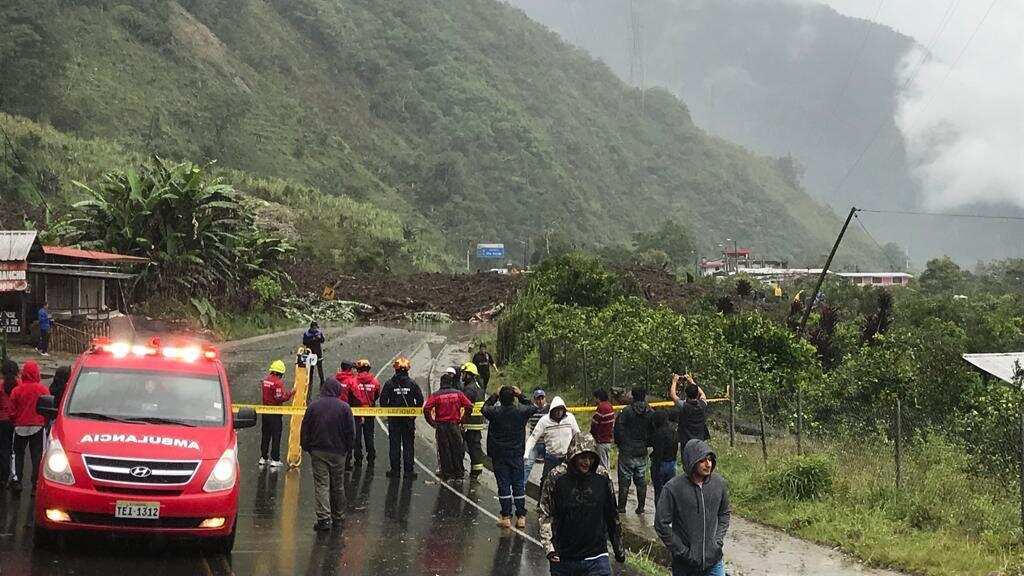 Personal y maquinaria trabaja en el sector.