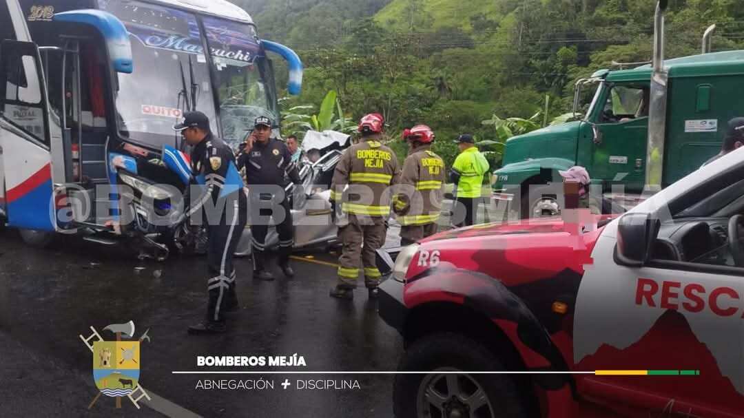Tragedia en la vía Alóag-Santo Domingo: choque entre bus y vehículo deja fallecidos