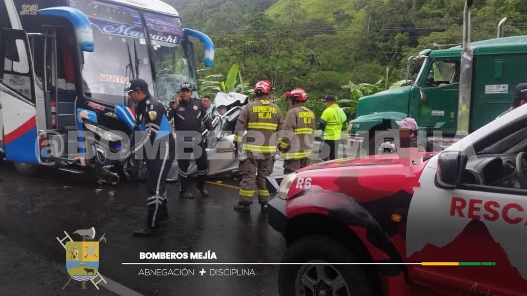 Tragedia en la vía Alóag-Santo Domingo: choque entre bus y vehículo deja fallecidos
