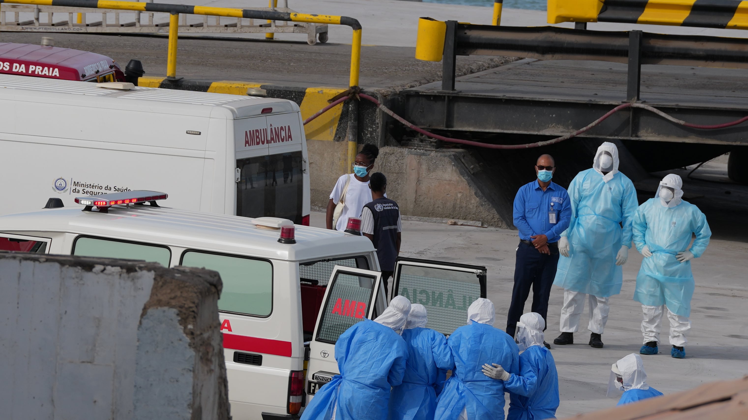 Personal sanitario con equipo de protección evacua a pacientes del crucero MV Hondius a una ambulancia en un puerto de Praia, Cabo Verde, el miércoles 6 de mayo de 2026. (Foto AP/Misper Apawu)