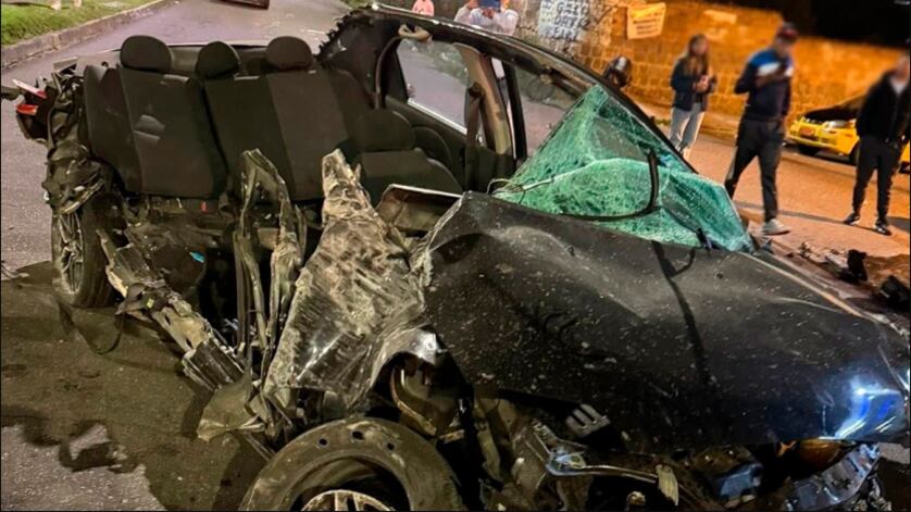 Así quedó el vehículo que se impactó en la Panamericana Norte, Quito