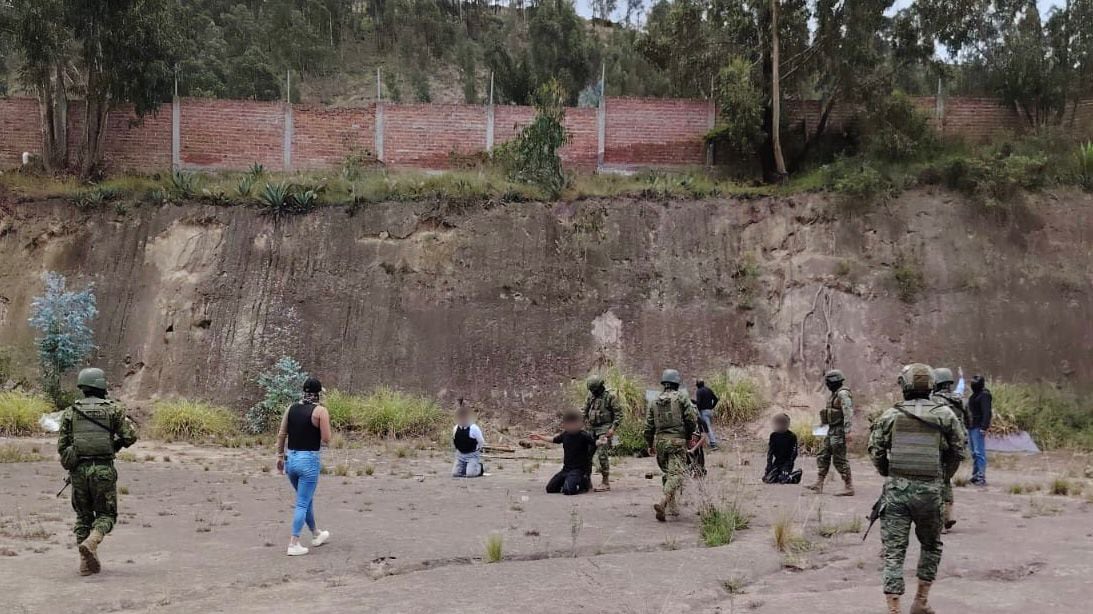 Detectan polígono clandestino en Riobamba: cinco aprehendidos y armas decomisadas
