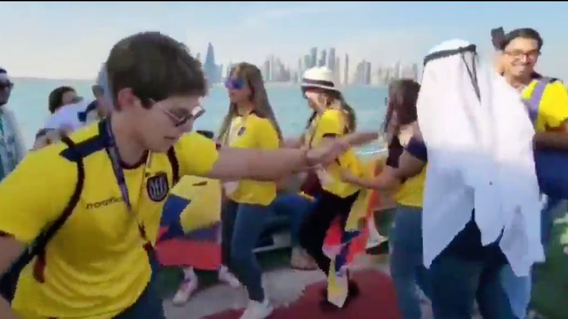 Hinchas ecuatorianos cantan y bailan "Juyayay" en Doha a miras del partido contra Países Bajos
