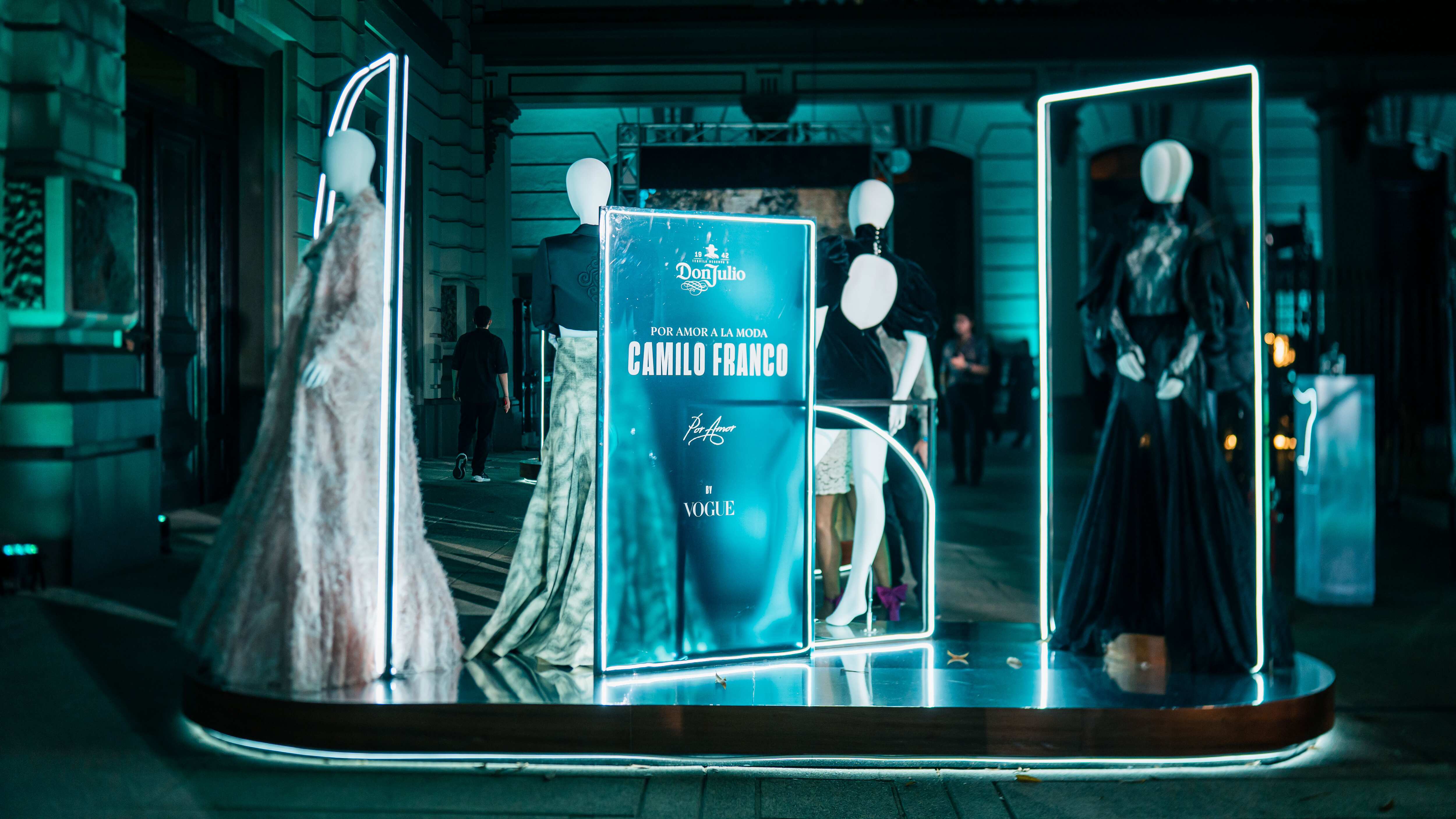 Raúl Ávila, decorador de la gala del MET estuvo en el montaje de la fiesta Primavera Don Julio by Vogue