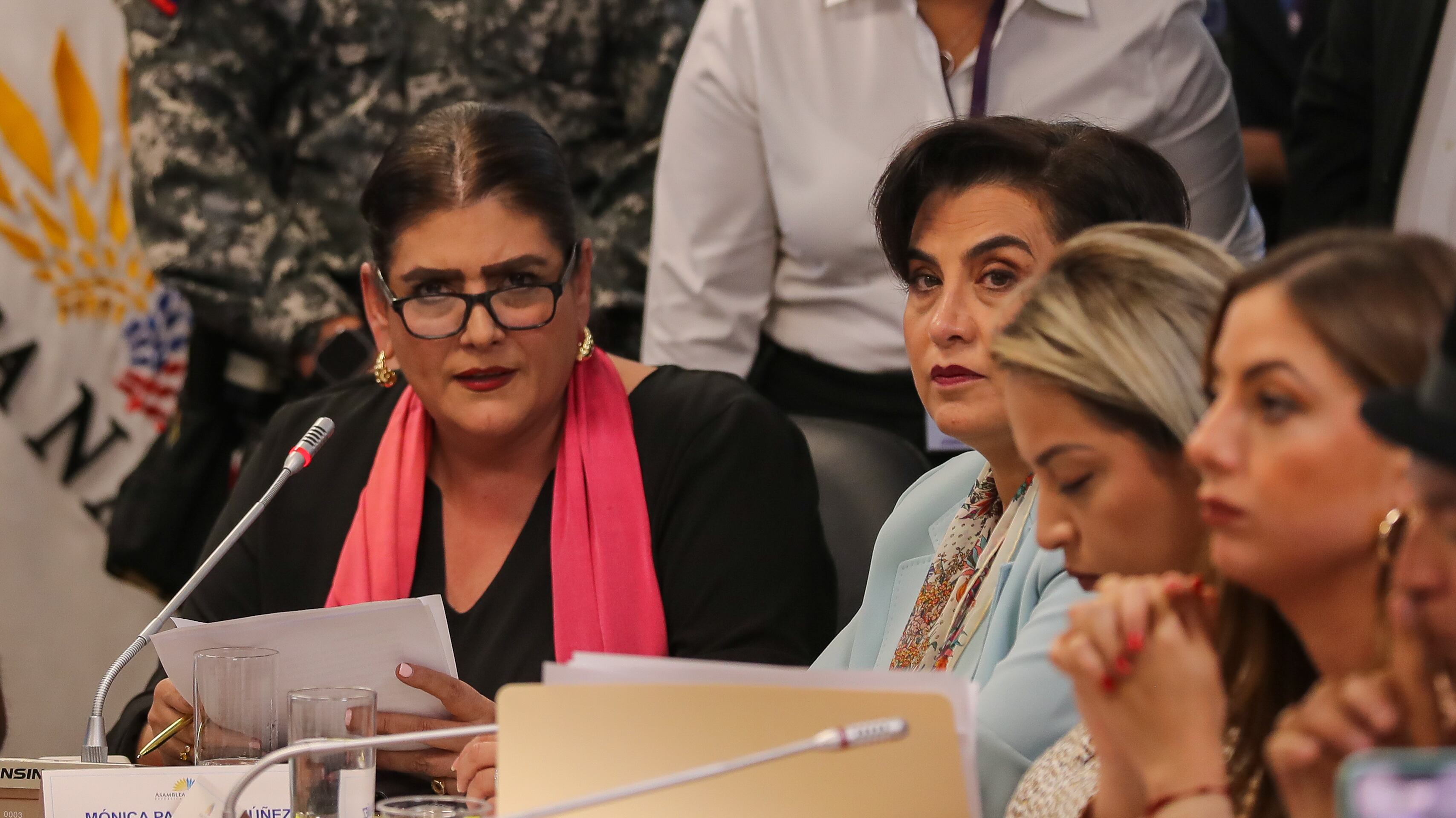 Las ministras de Relaciones Exteriores, Gabriela Sommerfeld y de Interior y Gobierno, Mónica Palencia asistieron a la comisión de Asuntos Internacionales de la Asamblea Nacional para dar explicaciones sobre la incursión a la Embajada de México para detener a Jorge Glas