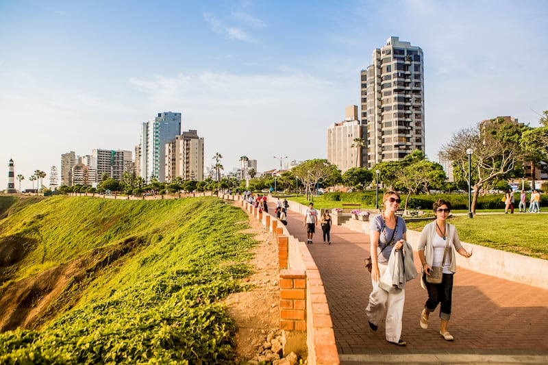 Malecón del Parque Antonio Raimondi en el Malecón Cisneros, en Miraflores.