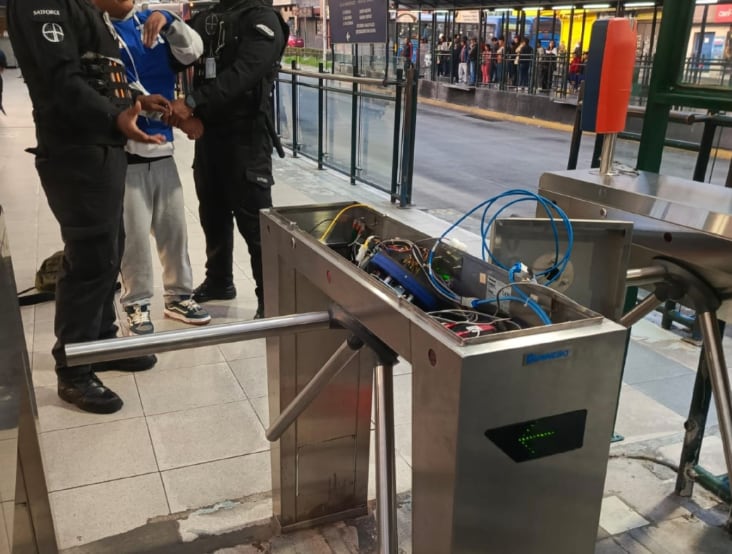 Quito: La multa que recibió un hombre por causar daños en la parada La Marín de la Ecovía