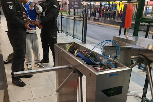 Quito: La multa que recibió un hombre por causar daños en la parada La Marín de la Ecovía