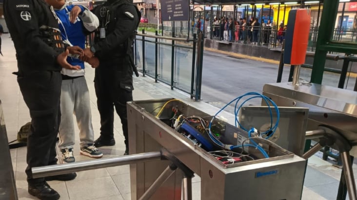 Quito: La multa que recibió un hombre por causar daños en la parada La Marín de la Ecovía