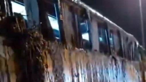 Siete personas resultaron heridas tras caída de rocas sobre bus en la vía Alóag-Santo Domingo - Fuente: Video de X