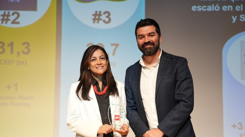 Maricela León, Gerente de Marketing de Vita Alimentos junto a Sergio Acosta, representante de Kantar
