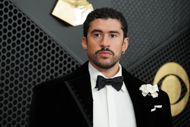 Lo curioso del traje de Bad Bunny.