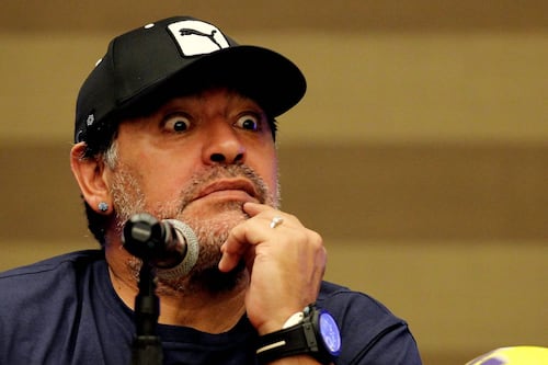 Video muestra a Maradona con serias dificultades para caminar