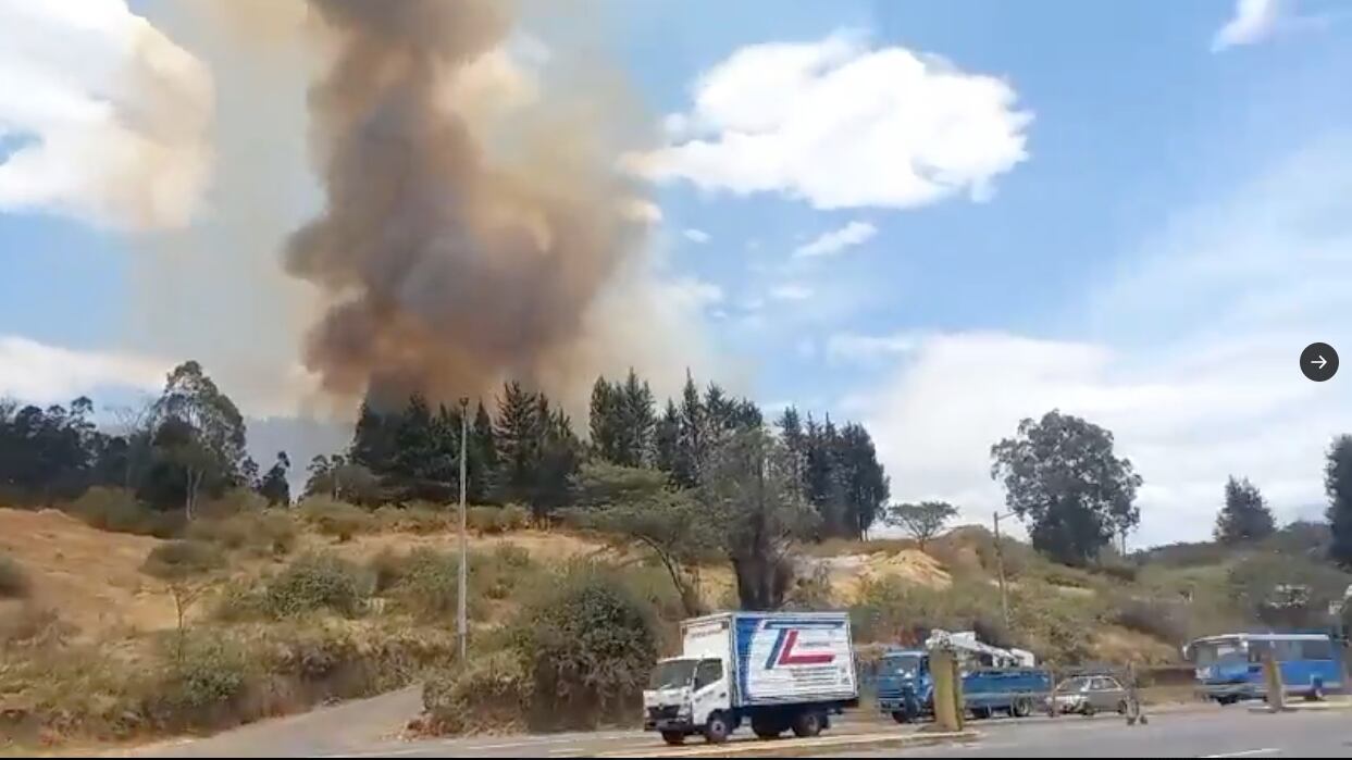 Se cierra la Simón Bolívar hasta la Autopista General Rumiñahui por reactivación del incendio en Guápulo