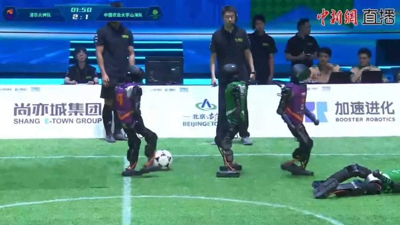 China realizó el primer torneo de fútbol con robots humanoides