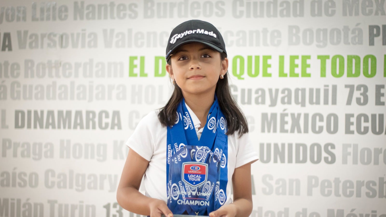 Isabella Coral Ochoa en los estudios de Metro Ecuador
