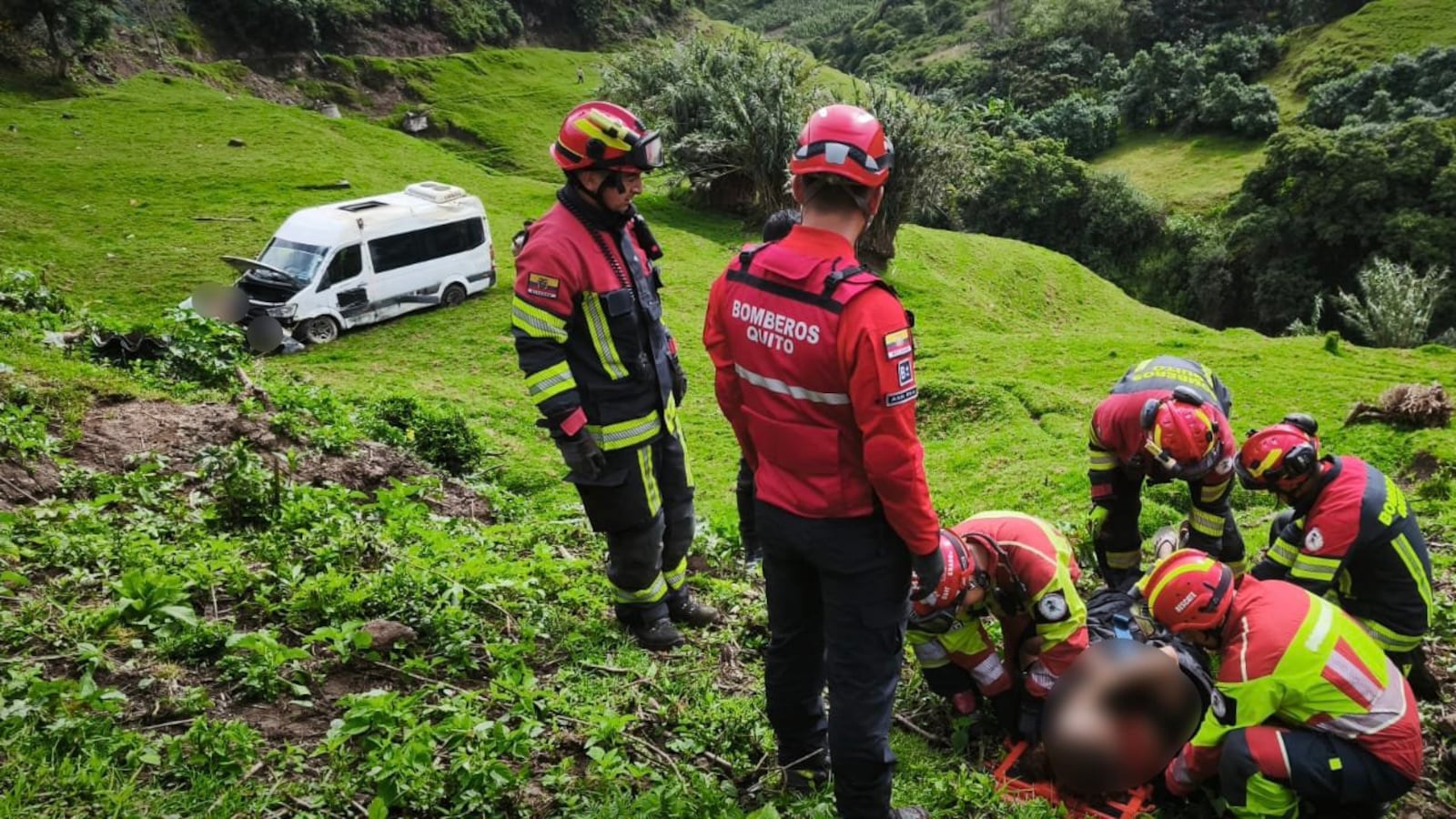 FURGONETA CAYÓ AL BARRANCO QUITO