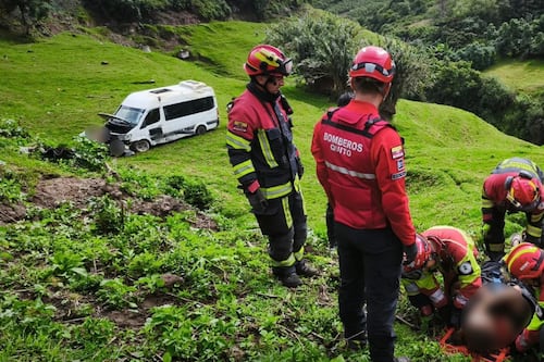 Furgoneta cayó a una quebrada en el sector de Pusuquí, Quito