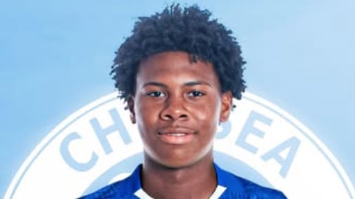 El defensor ecuatoriano de 16 años firmó un preacuerdo para unirse al proyecto del Chelsea en 2028.