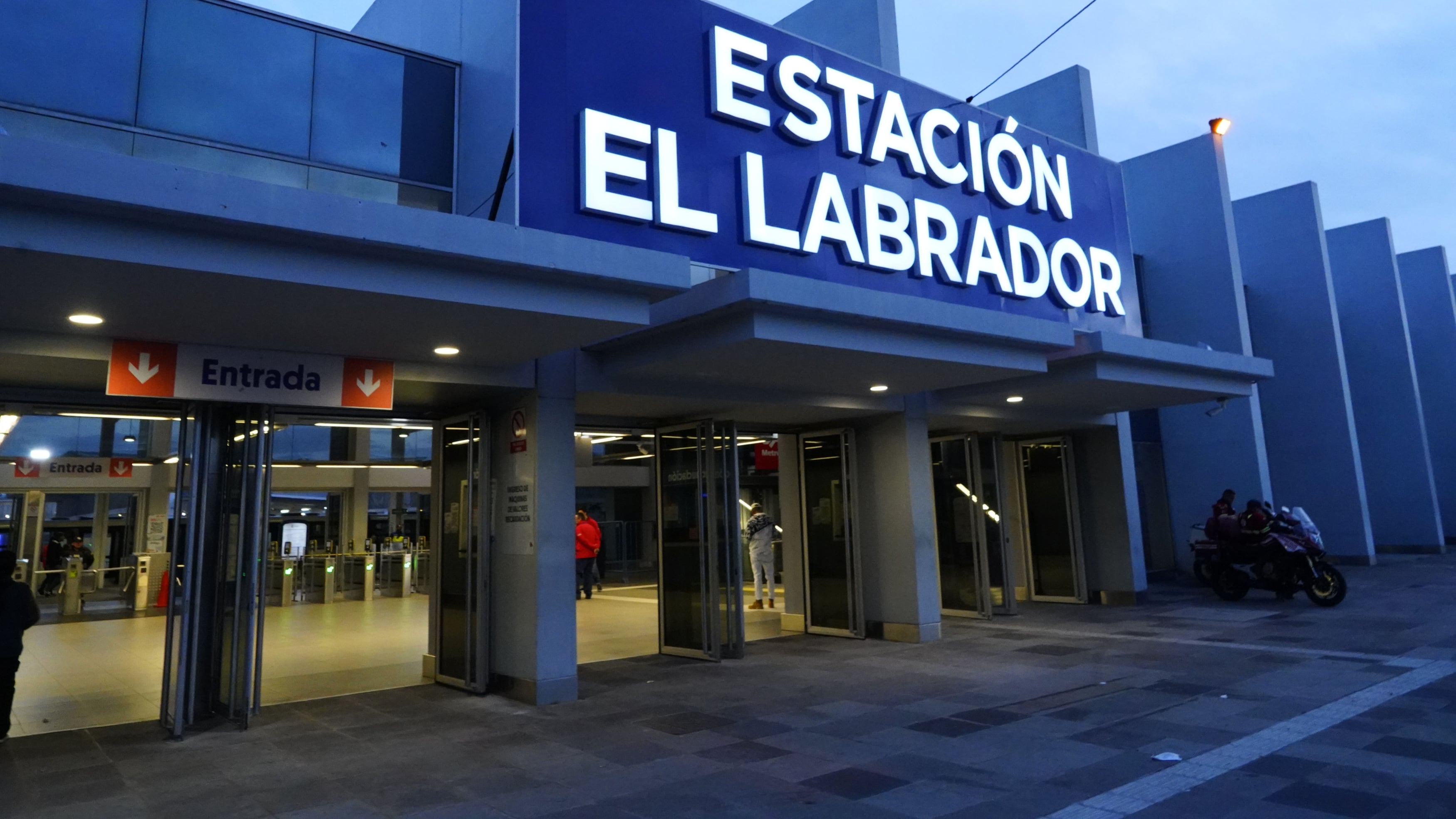 Primer día oficial de operaciones del Metro de Quito, en la estación El Labrador.