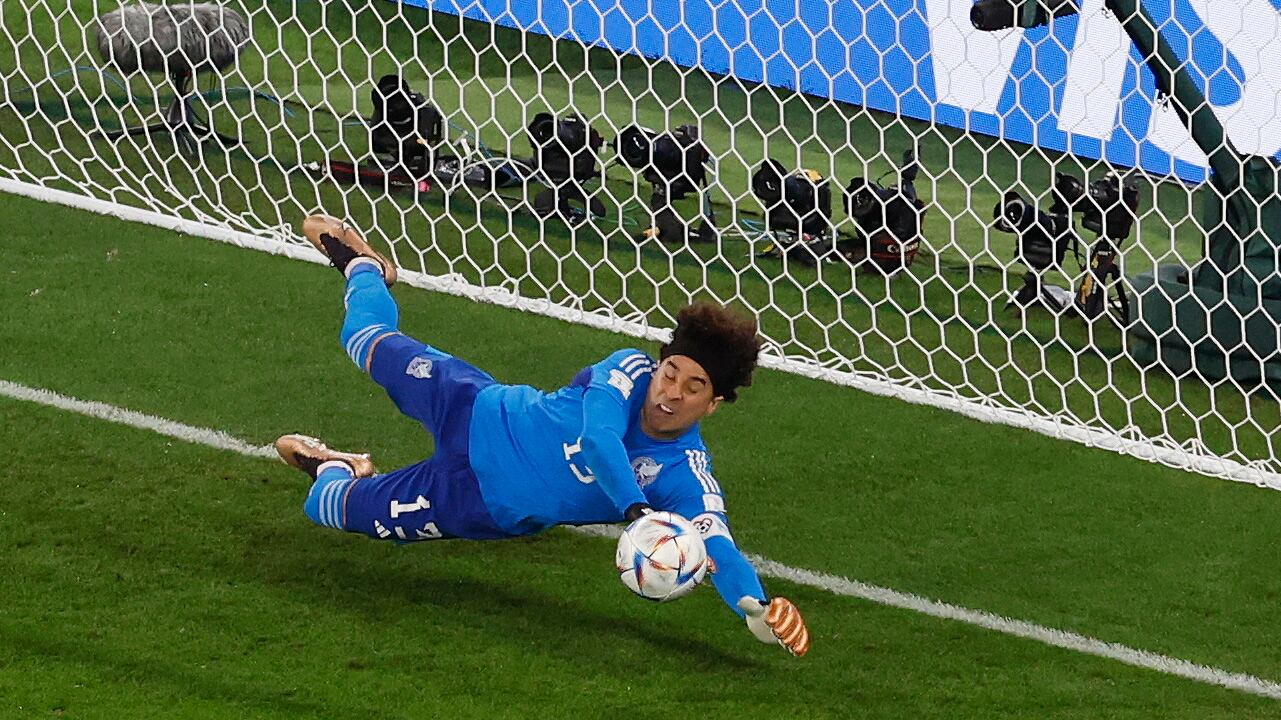 GR2417. DOHA (CATAR), 22/11/2022.- Guillermo Ochoa de México ataja un penalti hoy, en un partido de la fase de grupos del Mundial de Fútbol Qatar 2022 entre México y Polonia en el Estadio 974 en Doha (Catar). EFE/ JJ Guillen