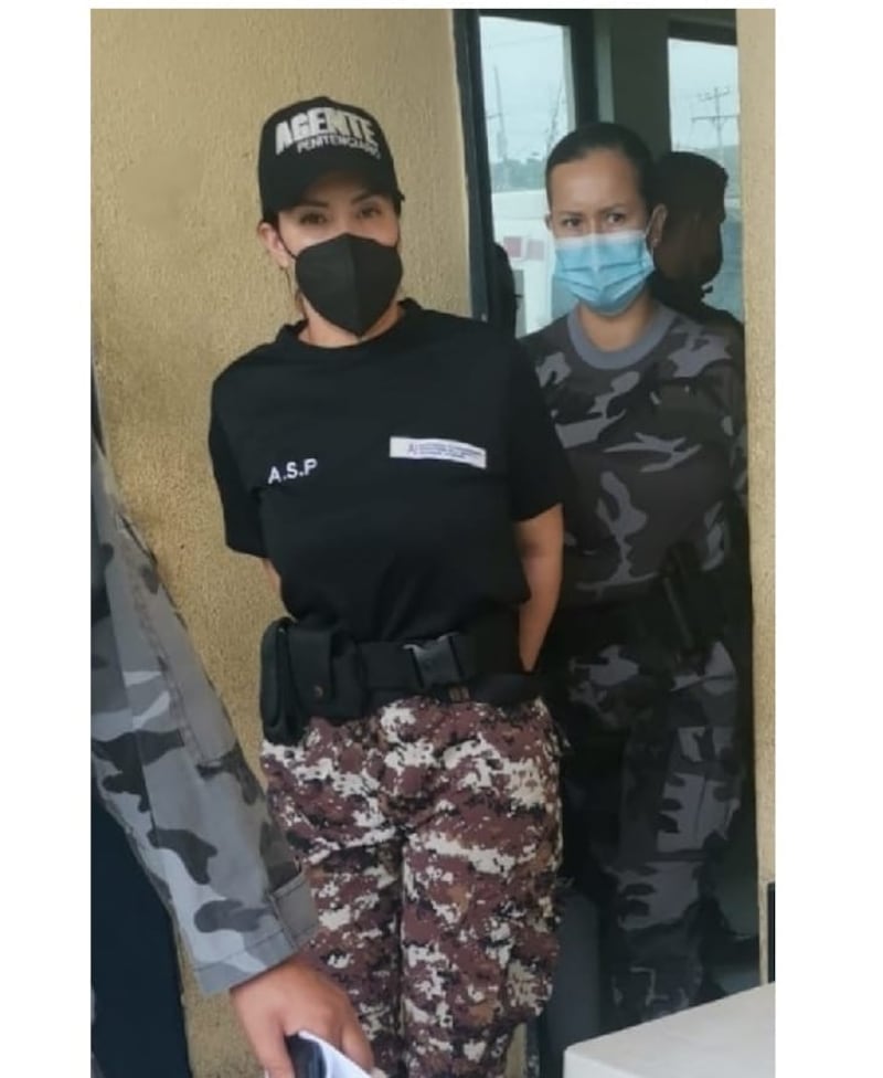 La vez en que la novia de alias Fito se disfrazó de guía penitenciaria para visitarlo en la cárcel ¿Quién es Verónica Briones?