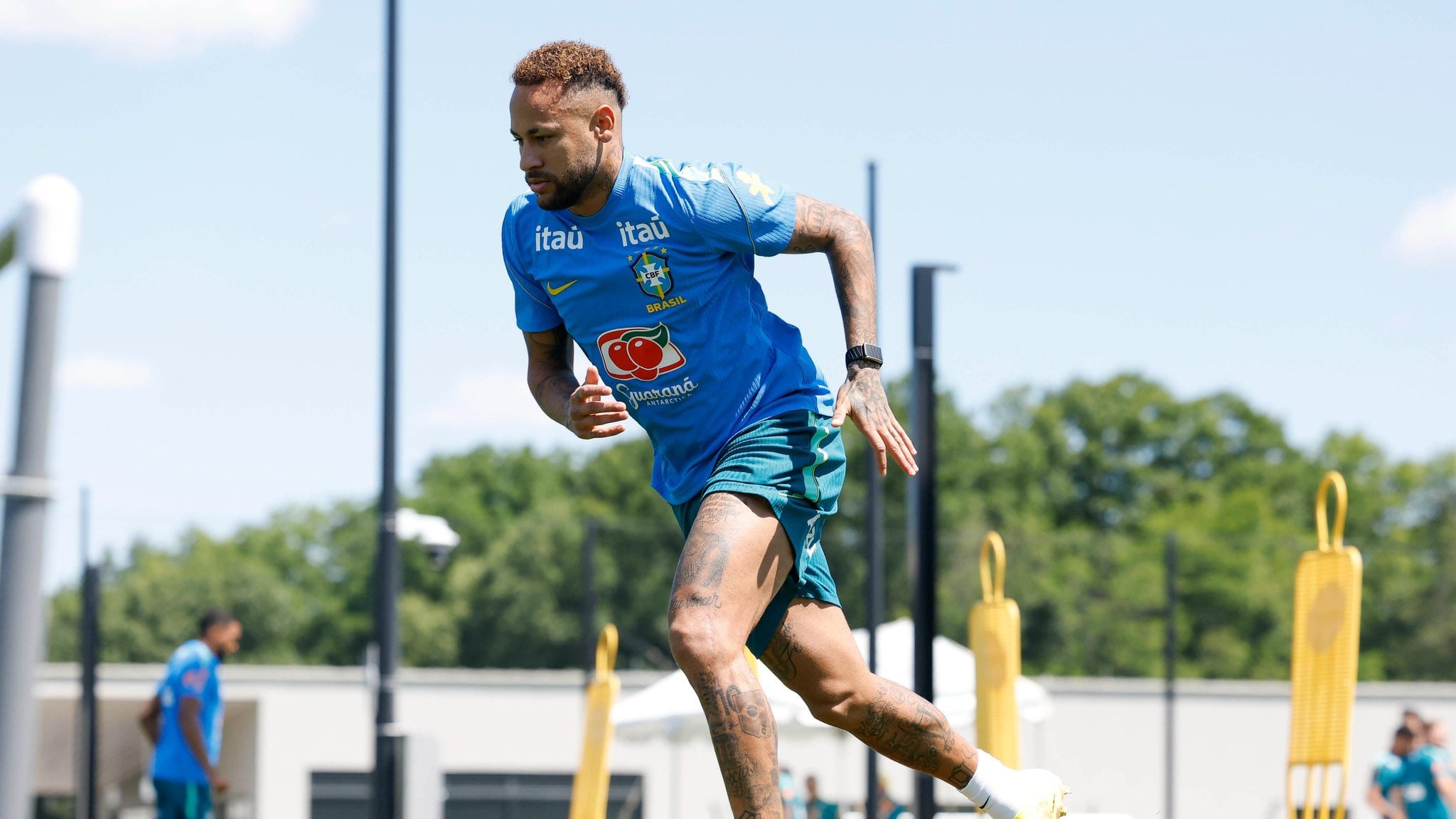 Neymar entrenó con normalidad junto al plantel brasileño y podría reaparecer frente a Escocia en el Mundial 2026.