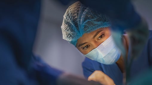 Falsa cirujana plástica sentenciada por mala práctica médica en Quito, que causó la muerte de una mujer