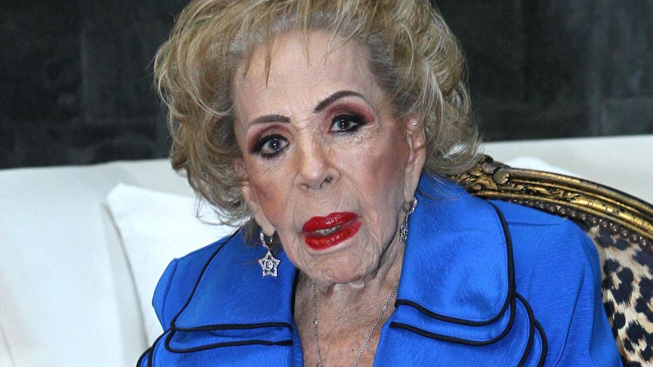 Familiares de Silvia Pinal se encuentran a la espera de noticias acerca de su estado de salud.