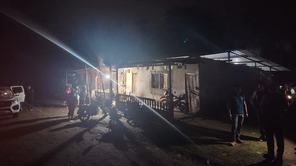 Estaba en casa de sus padres cuando su expareja ingresó y la asesinó a balazos; Policía busca al sospechoso