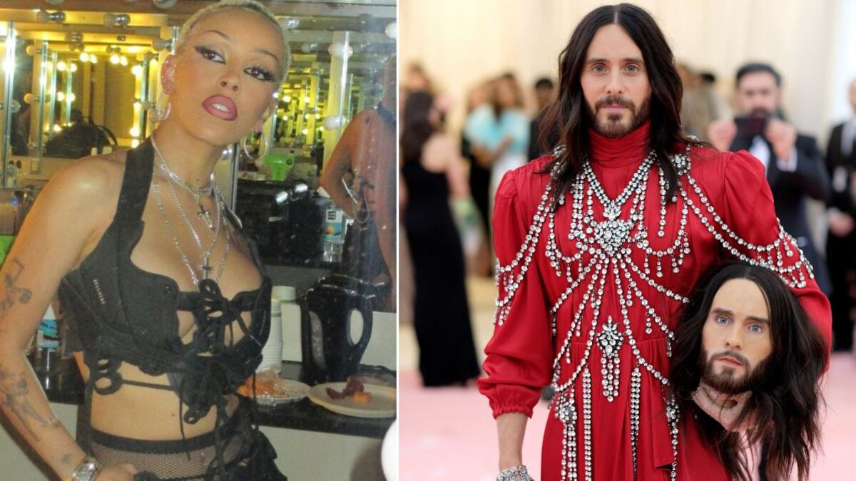 La icónica mascota de Karl Lagerfeld no podía faltar en la MET Gala 2023 y estos famosos le hicieron un especial homenaje.