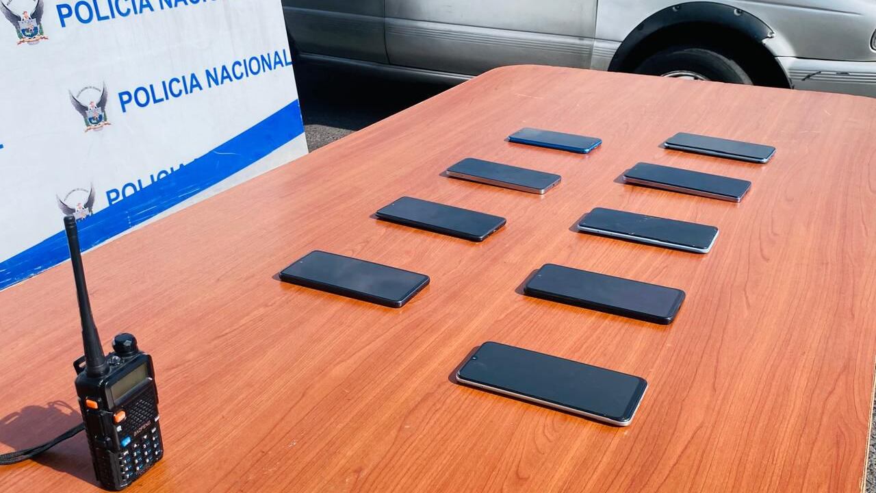 Detienen a dos sospechosos con 10 celulares presuntamente robados en el sur de Quito