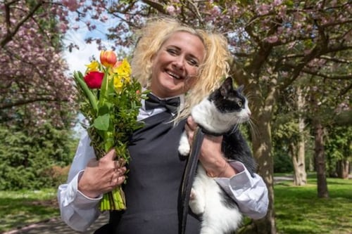 Deborah, la mujer que se casó con su gata para que no la saquen de su apartamento