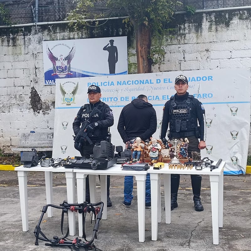 Lo que sujeto llevaba al interior de un vehículo con placas ilegibles en el sur de Quito