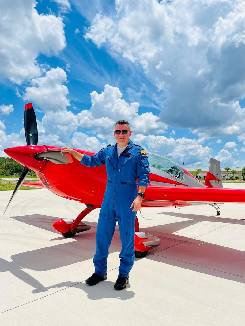Juan Fernando Salinas, piloto comercial e ingeniero aeroespacial, se convertirá en el primer ecuatoriano en viajar al espacio en el primer trimestre de 2026