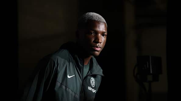 Moisés Caicedo se hizo un arreglo en su sonrisa.