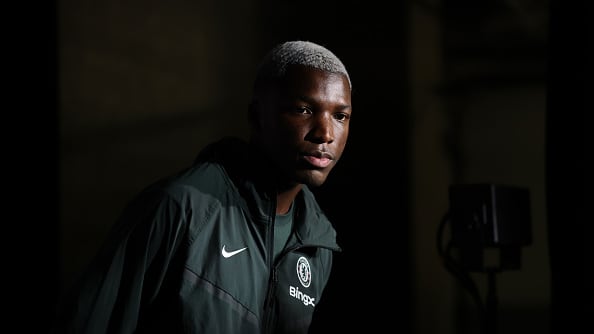 Moisés Caicedo se hizo un arreglo en su sonrisa.