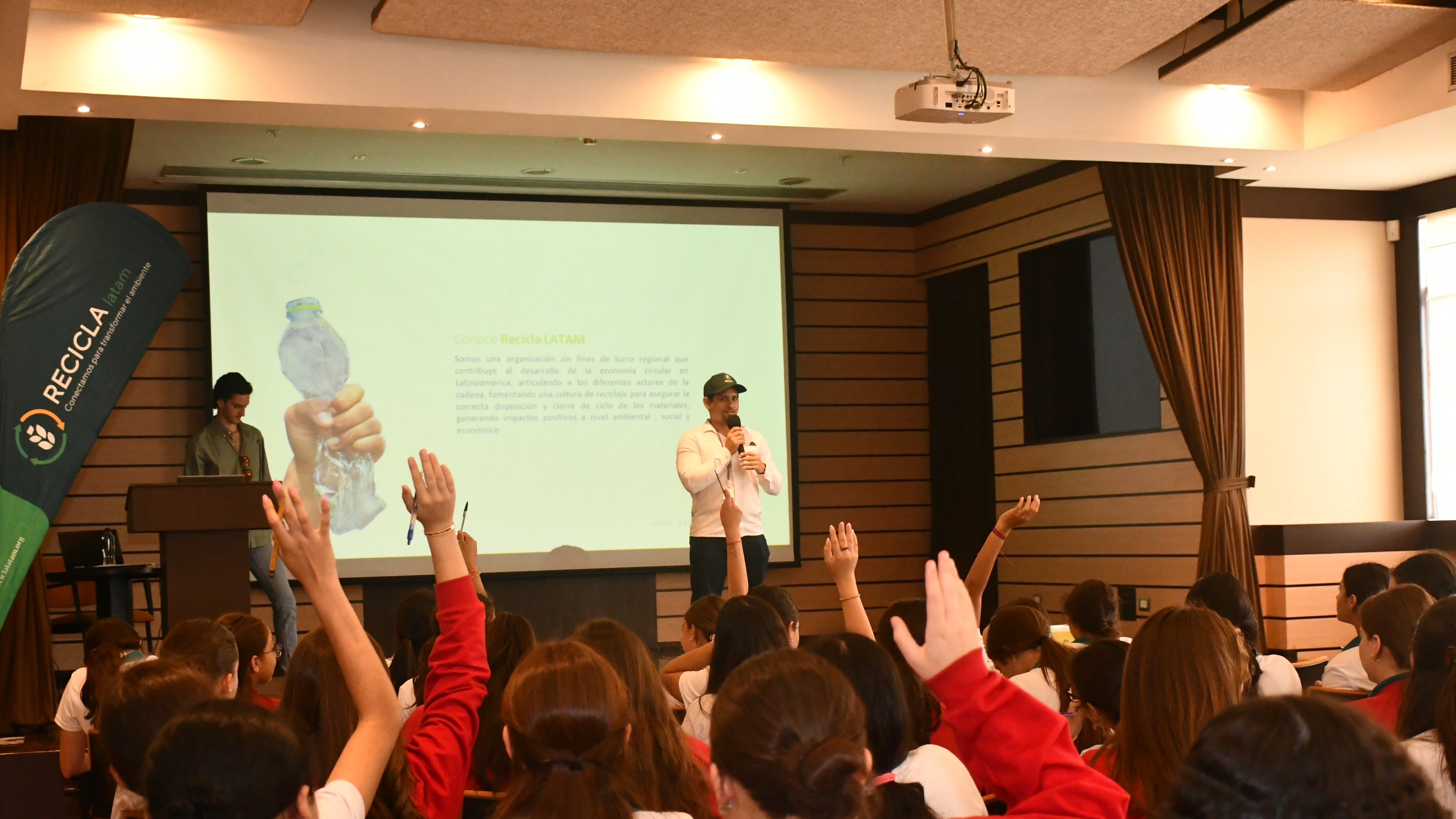 Cerca de 80 alumnos de la Unidad Educativa Bilingüe Delta recibieron capacitación sobre separación de residuos, consumo responsable y cuidado del entorno