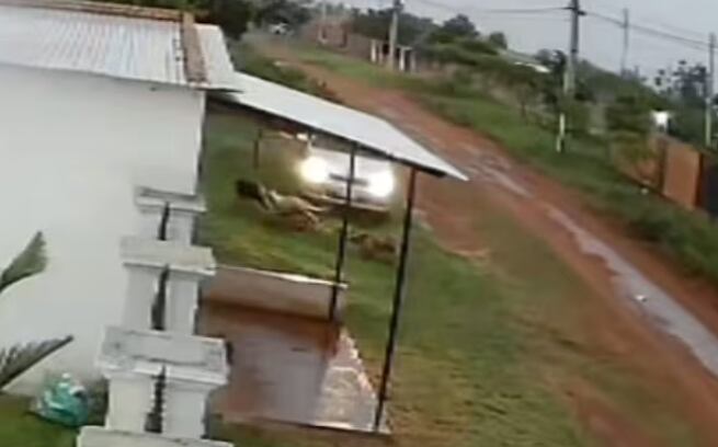 Paraguay: Hombre atropelló a su esposa y luego la golpeó