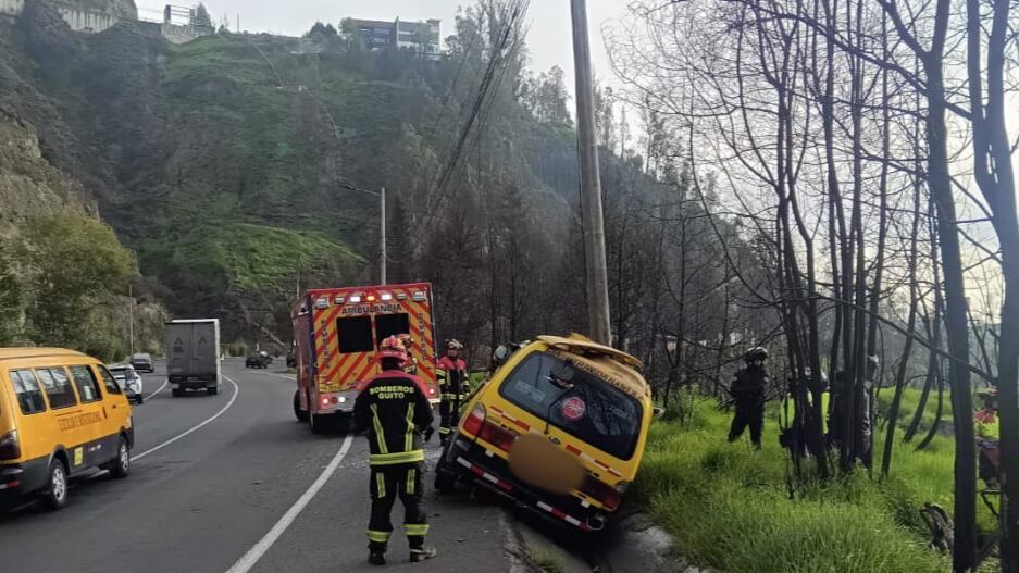 Accidente de tránsito en la Av. Simón Bolívar, cerca del puente de Guápulo